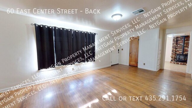 Building Photo - 2 Bedroom Apartment with Bonus Room with U...
