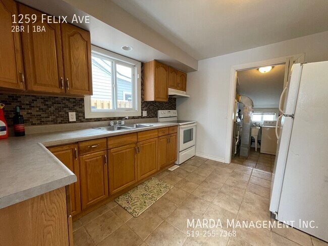 Photo du bâtiment - COZY 2 BDRM 1BATH HOUSE W/FENCED IN YARD! ...