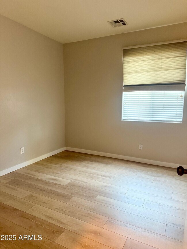 Foto del edificio - 1259 S Emmett Dr