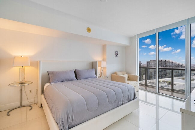 Building Photo - 495 Brickell Ave