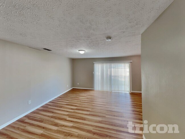 Foto del edificio - 2704 Mnr Hl Dr