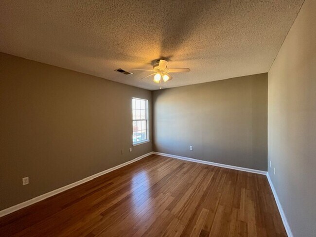 Building Photo - Renovated 3 Bedroom 2 Bath Townhouse for Rent!