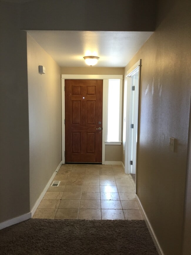 Building Photo - Comfort and Convenience in NE Albany
