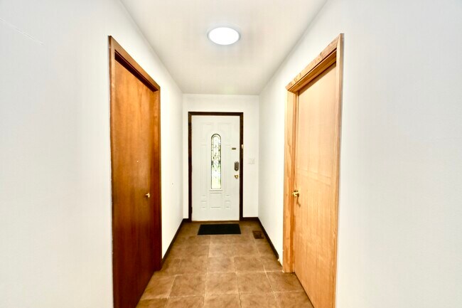 Foto del edificio - 8 Half Day Rd