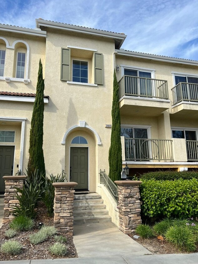 Skyline Villas: Hilltop Townhouse with Stunning Views in Signal Hill - Skyline Villas: Hilltop Townhouse with Stunning Views in Signal Hill