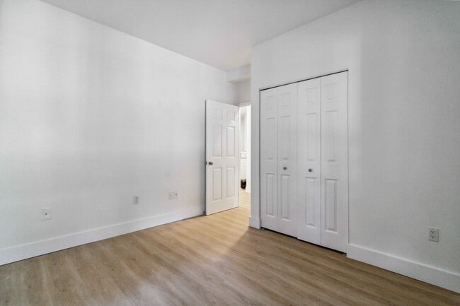 Building Photo - WELCOME TO GARDENSTONE - TWO BEDROOM PLUS DEN APARTMENT AVAILABLE