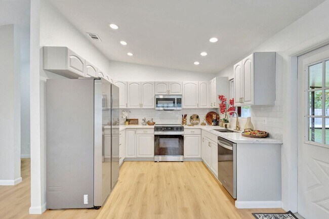 Foto del edificio - 9312 Pinion Dr