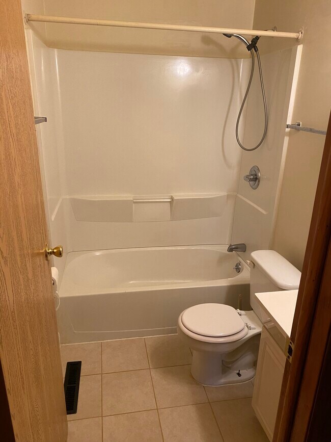 Baño con ducha y tocador - 3946 La Rosa Dr
