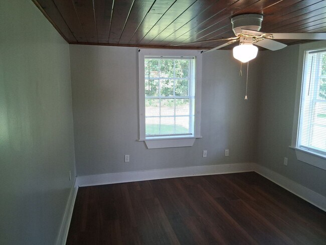 Building Photo - 2bedroom 1bath duplex