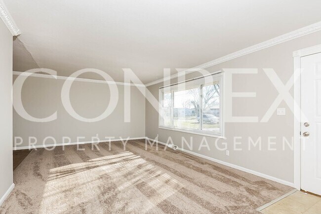 Building Photo - Lovely Three Bedroom