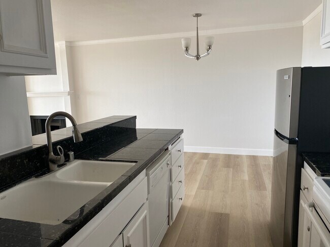 Airy walk-through kitchen - 5340 Broadway Ter