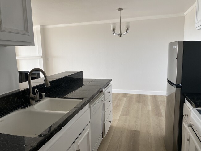 Airy walk-through kitchen - 5340 Broadway Ter