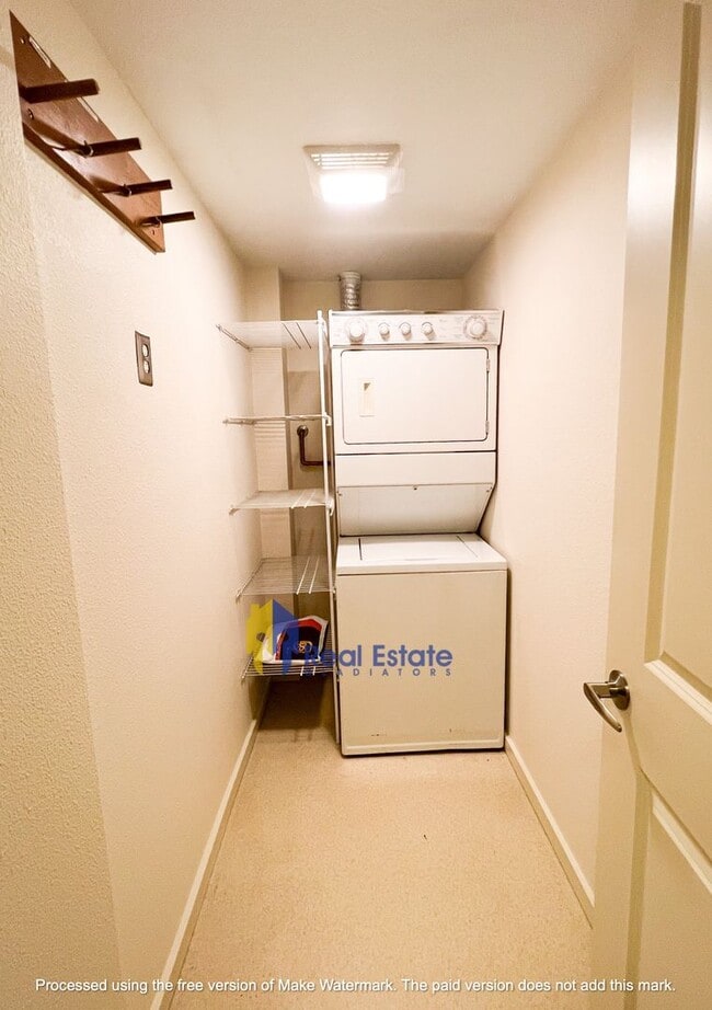 Building Photo - Pet friendly one bedroom condo available in the sought after Oasis Community in Bellevue