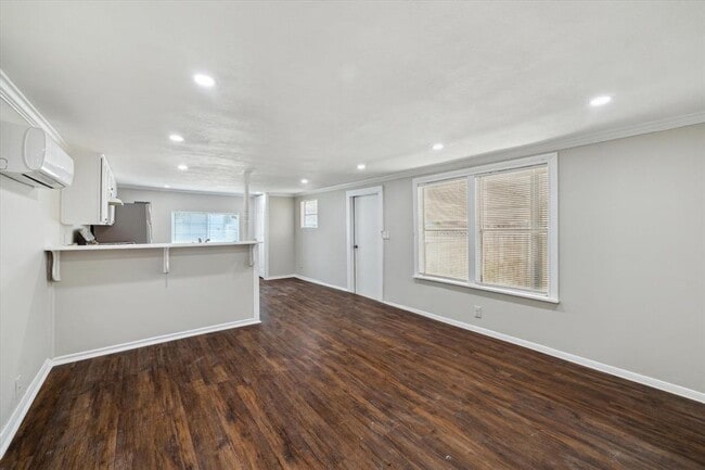 Building Photo - 703 E Fayle Ave