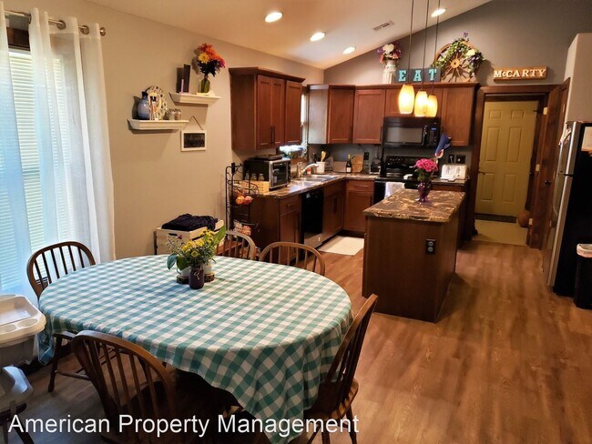 Building Photo - 4 br, 2 bath House - 530 Fremont St.
