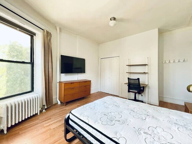 Foto del edificio - Furnished room/NOT APARTMENT