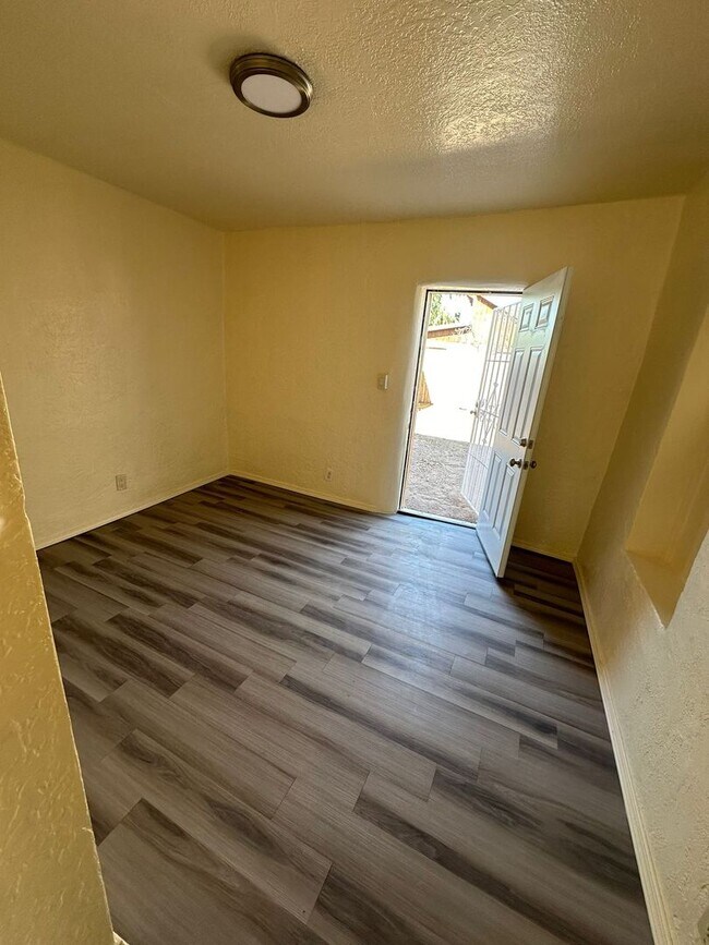Foto del edificio - 416 Cromwell Ave SW