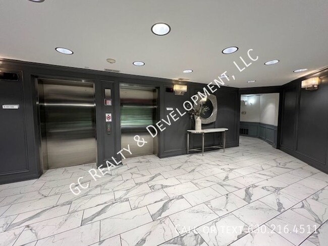 Foto del edificio - ***FOUNTAIN SQUARE CONDO / 2 BDRM - 1.5 BT...
