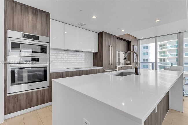 Foto del edificio - 488 NE 18th St