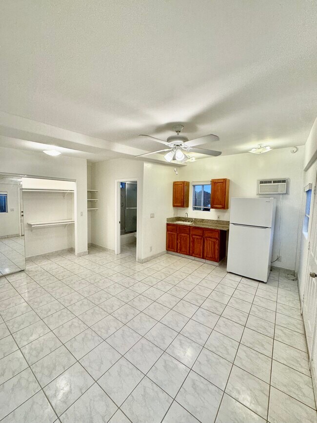 Building Photo - 332 S Palm Dr