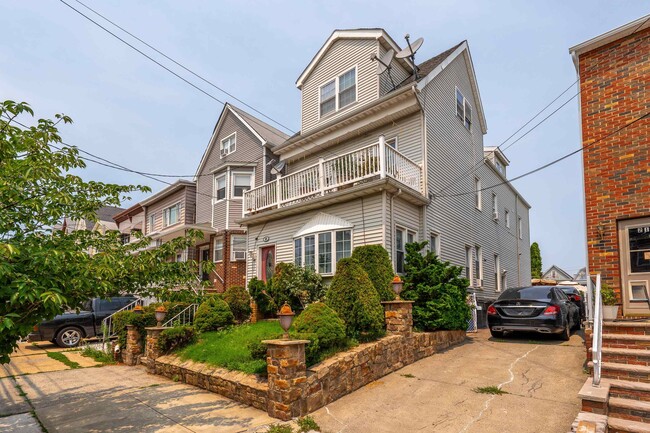 Building Photo - 23 W 51st St