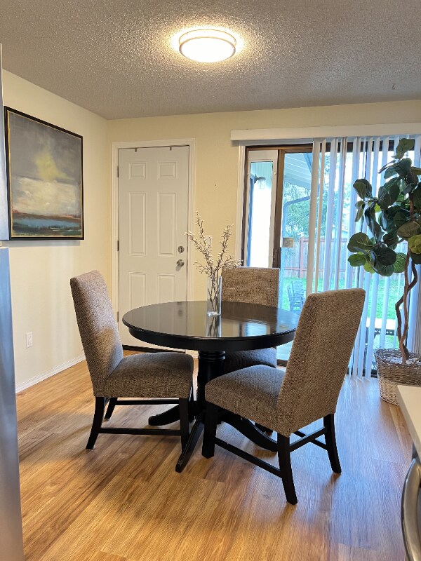 Foto del edificio - 10022 Farwest Dr SW