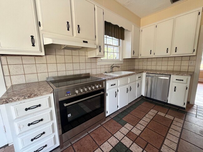 Foto del edificio - Spacious 3 Bedroom Home • 2,100+ Sq Ft just outside of Live Oak Location