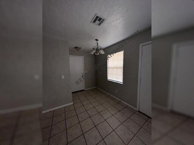 Building Photo - 305 W Campbell Drive Midwest City, OK 73110