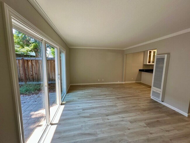 Building Photo - Convenient and Updated Townhouse
