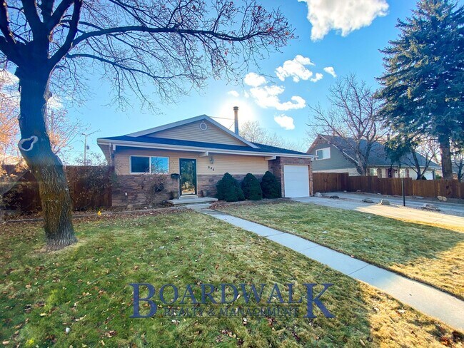 Building Photo - Beautiful 5 Bedroom home in perfect location!