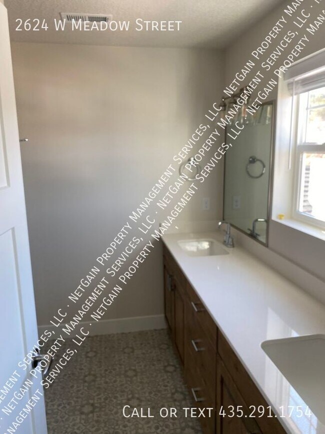 Building Photo - 3 Bedroom Crescent Hills Townhome.