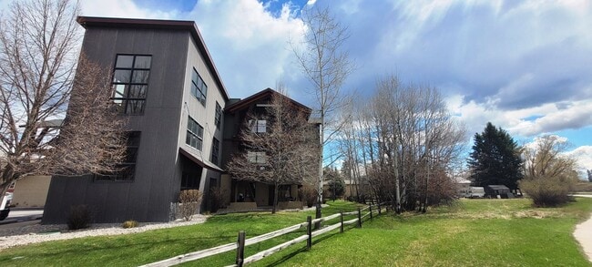 Building Photo - 2 bedroom Whitefish Condo with views and w...