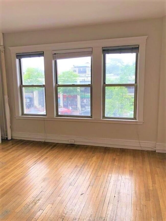 Building Photo - Fabulous studio with 24-hour doorman is no...
