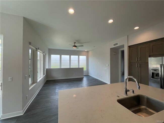 Building Photo - 326 Doheny Way