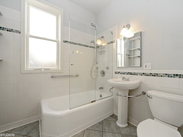 Foto del edificio - 1231 W Addison St