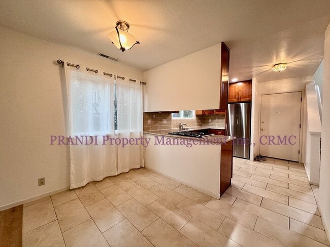 Building Photo - Lovely, Spacious 2bdrm 1.5 Bath Available ...