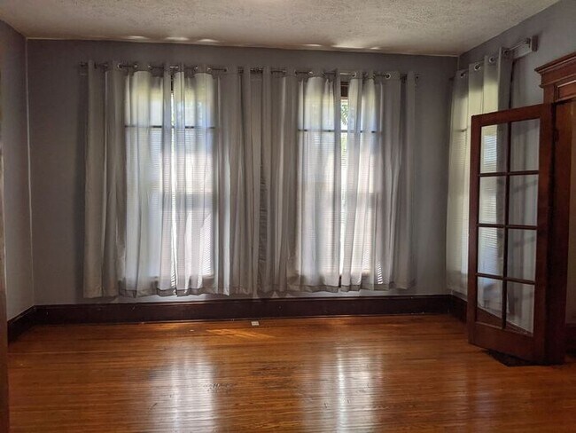 Foto del edificio - 2 Bedroom Apartment on Corner Lot