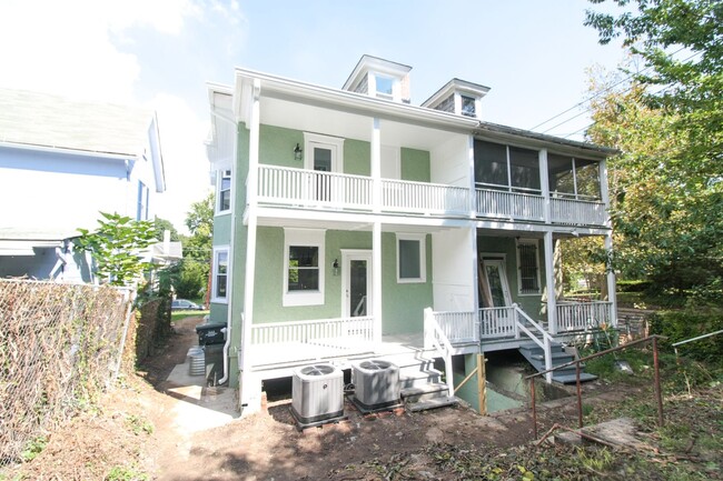 Foto del edificio - Gorgeous Renovated 6 Bed with Yard in hear...