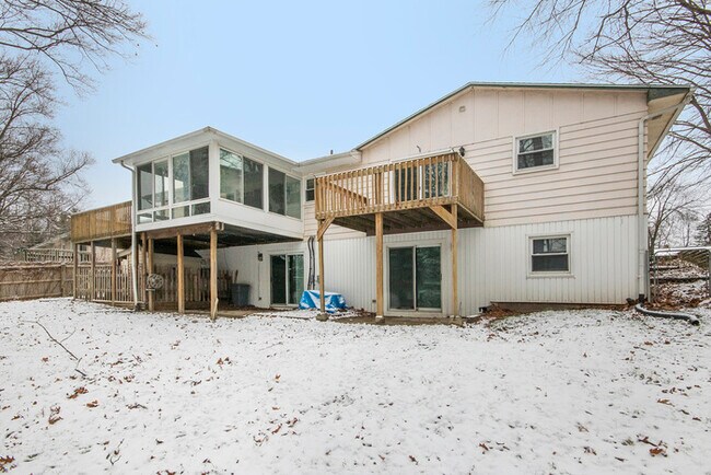 Foto del edificio - 5671 Christie Ave - Gorgeous 4 Bed