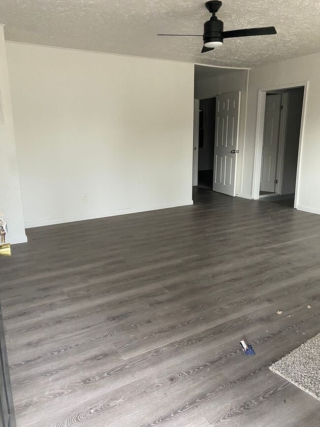 Building Photo - LIMITED TIME**NO APPLICATION FEE**1/2 OFF DEPOSIT**