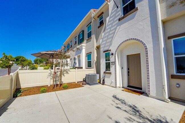 Foto del edificio - 3 br, 2.5 bath Townhome - 143 Avenida Chapala