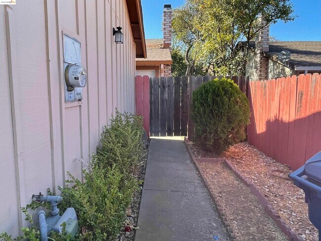Building Photo - 2112 Banyan Way