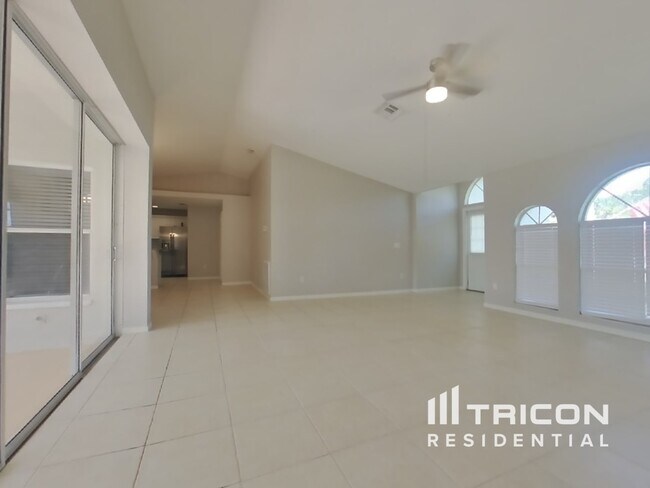 Foto del edificio - 2740 Begonia Terrace
