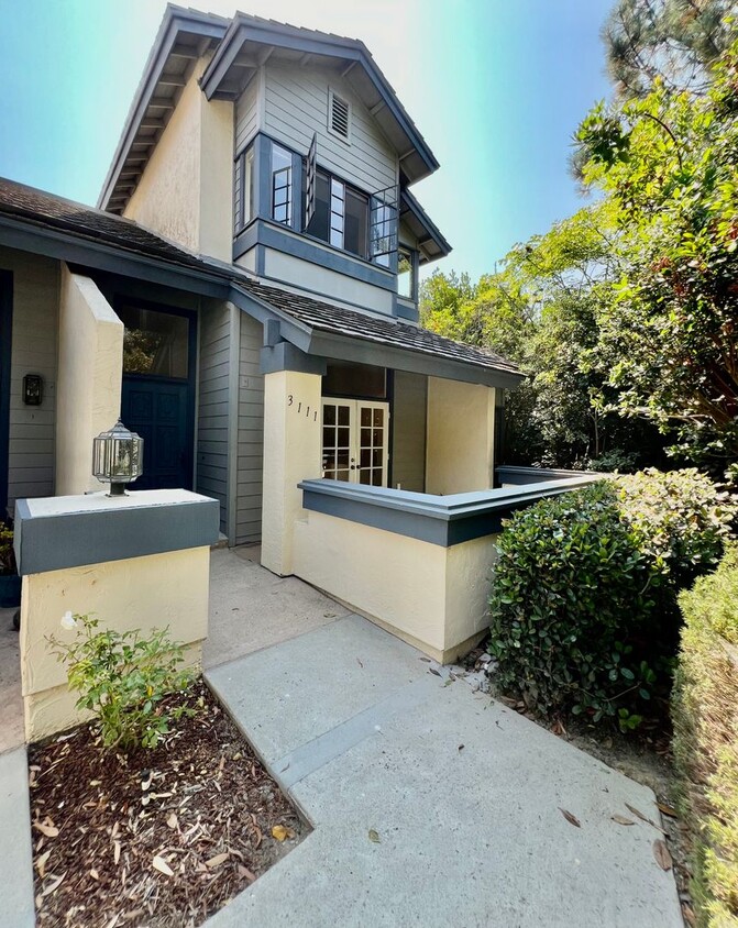 Primary Photo - Charming 3 bedroom, 2.5 bathroom townhouse...