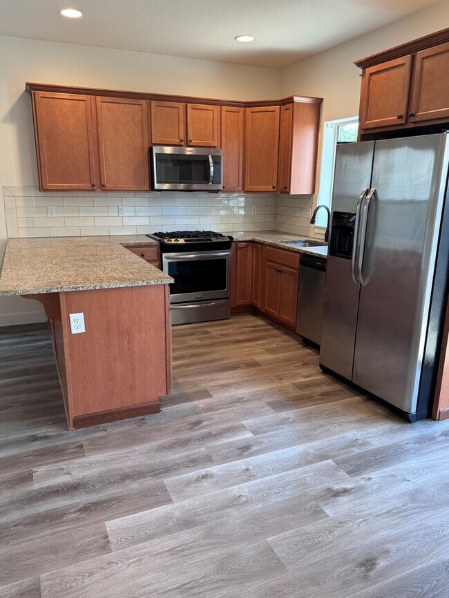 Foto del edificio - Beautiful Home with LVP Flooring, SS Appliances, Garage, W/D, Fenced Yard, LARGE Master & MORE!