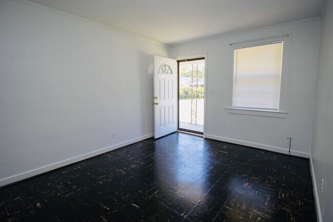 Building Photo - Updated Rosewood 2BR Duplex – Spacious, St...