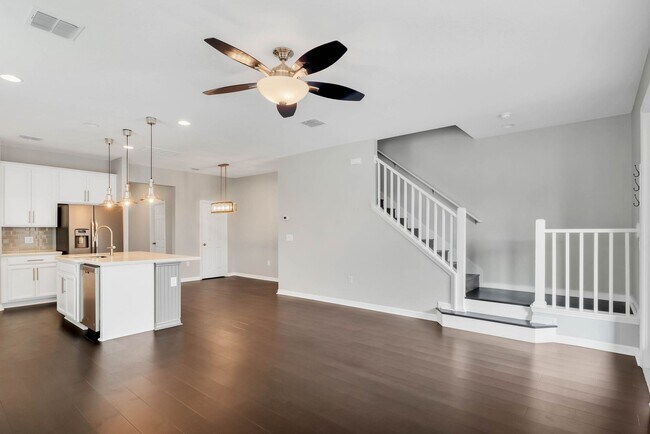 Foto del edificio - 4/3/2 Corner Townhome with Huge Private Fe...
