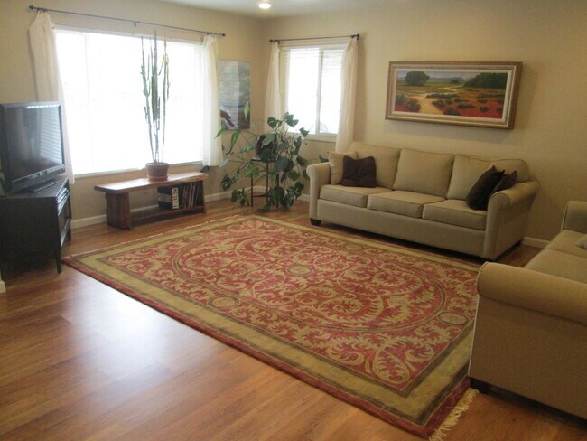 Building Photo - s20001