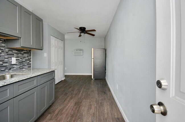 Building Photo - 7919 Brays St