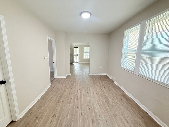 Foto del edificio - Renovated 3-Bedroom Home – We Welcome Sect...
